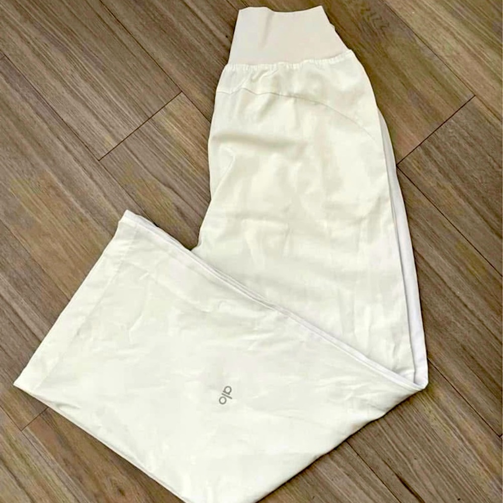 Alo's trouser pants size M pockets wide leg super cute and trendy

TTS